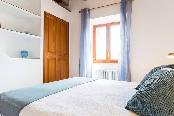 3 bedrooms, iron/ironing board, Internet, bed sheets