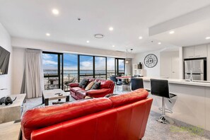 Smart TV - QV Stays Spacious City Retreat (Auckland)