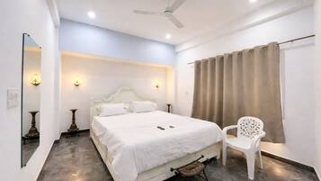 Quarto casal luxo, ar-condicionado | Roupas de cama antialérgicas, escrivaninha, Wi-Fi de cortesia