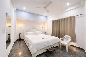 Deluxe Double Room, Air conditioning | Hypo-allergenic bedding, desk, free WiFi