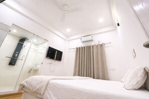 Hypo-allergenic bedding, desk, free WiFi -  Hotel The White House Varanasi  (Varanasi)