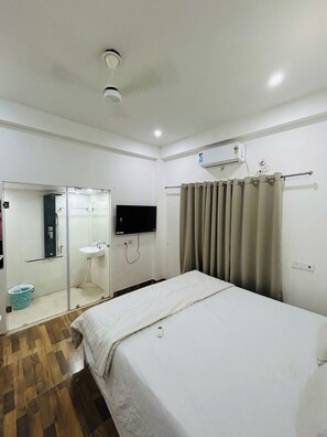 Standard Double Room, Air conditioning | Hypo-allergenic bedding, desk, free WiFi