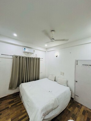 Hypo-allergenic bedding, desk, free WiFi