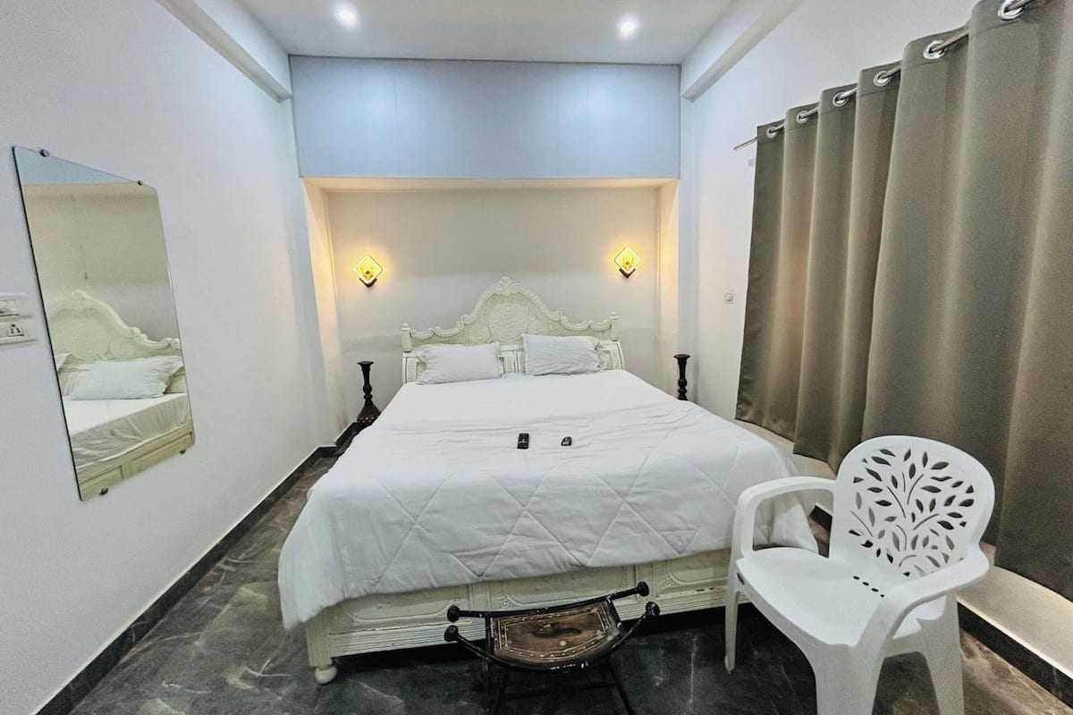 Hypo-allergenic bedding, desk, free WiFi