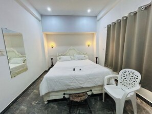 Hypo-allergenic bedding, desk, free WiFi -  Hotel The White House Varanasi  (Varanasi)