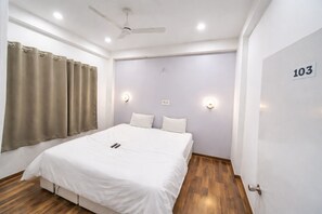 Deluxe Double Room, Air conditioning | Hypo-allergenic bedding, desk, free WiFi - Hotel The White House Varanasi (Varanasi)