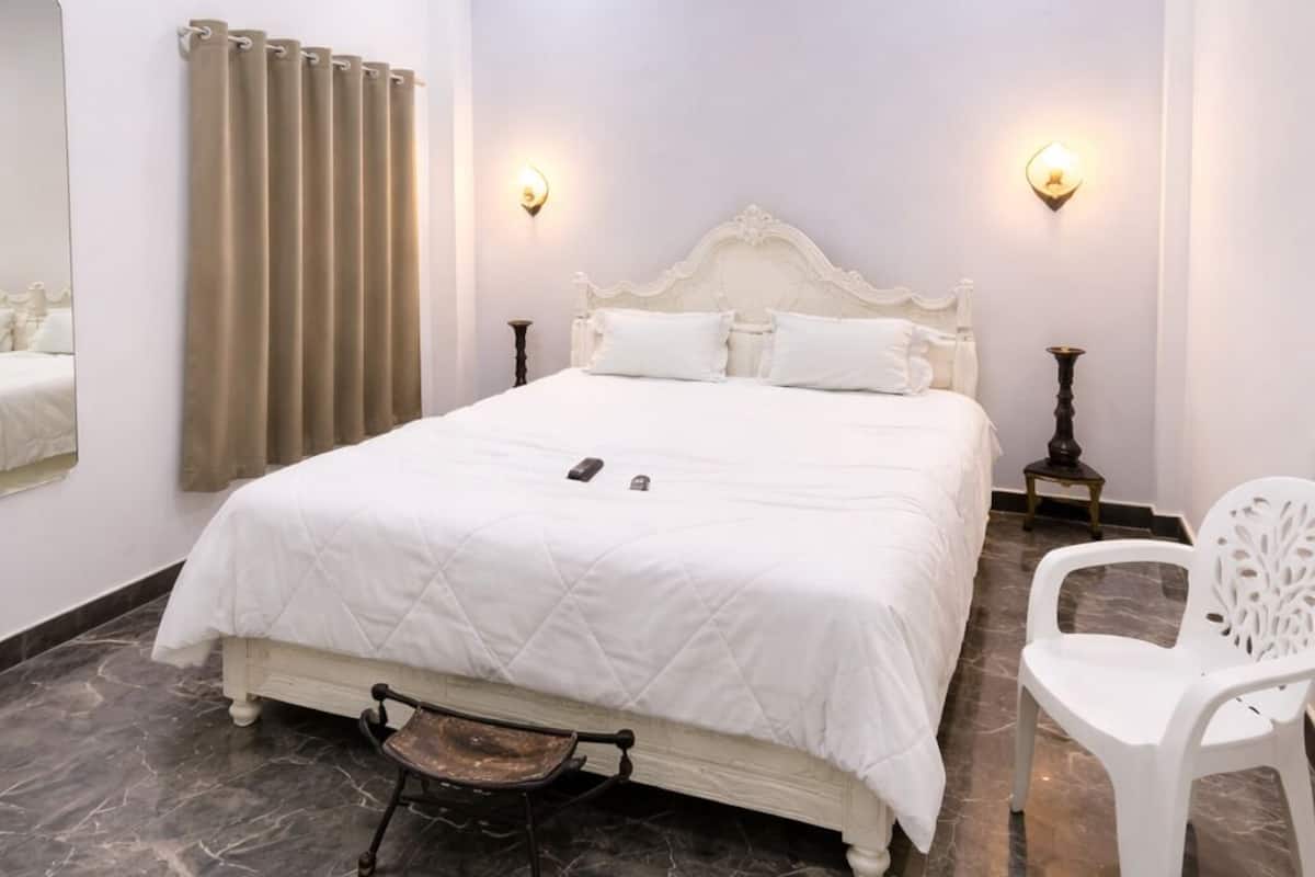 Deluxe Double Room, Air conditioning | Hypo-allergenic bedding, desk, free WiFi