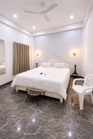 Deluxe Double Room, Air conditioning | Hypo-allergenic bedding, desk, free WiFi - Hotel The White House Varanasi (Varanasi)