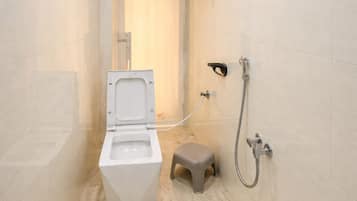 Produtos de toalete grátis, toalhas de banho, sabonete, shampoo