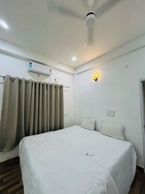 Hypo-allergenic bedding, desk, free WiFi