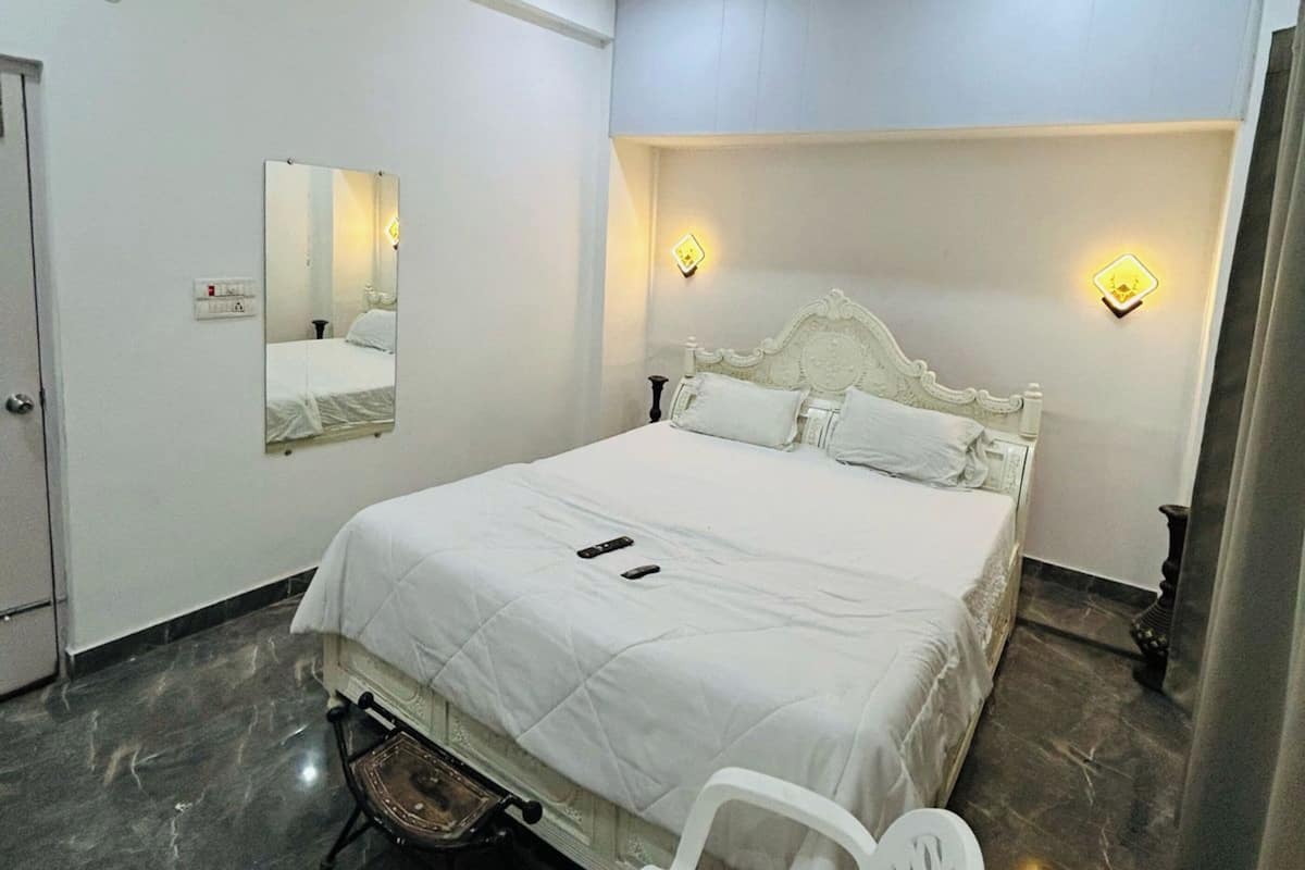 Hypo-allergenic bedding, desk, free WiFi