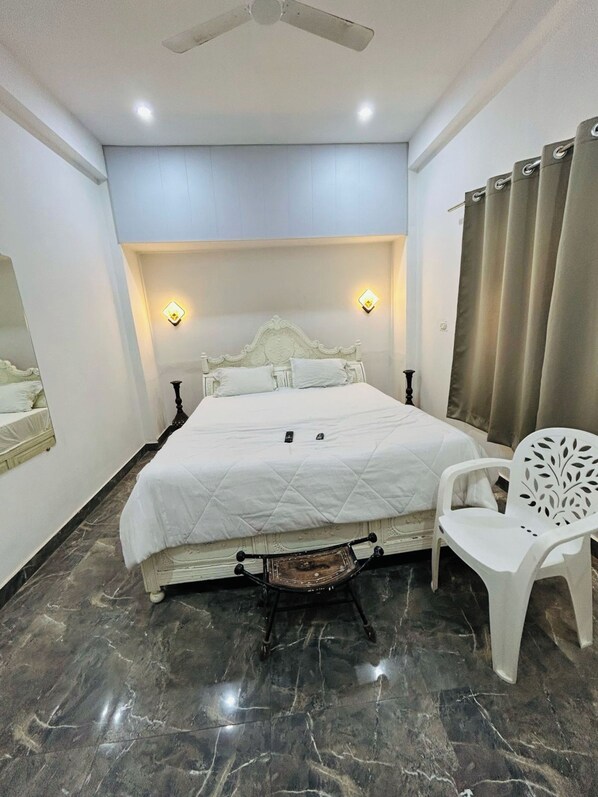 Hypo-allergenic bedding, desk, free WiFi