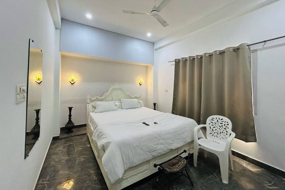 Hypo-allergenic bedding, desk, free WiFi