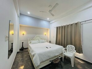 Hypo-allergenic bedding, desk, free WiFi -  Hotel The White House Varanasi  (Varanasi)