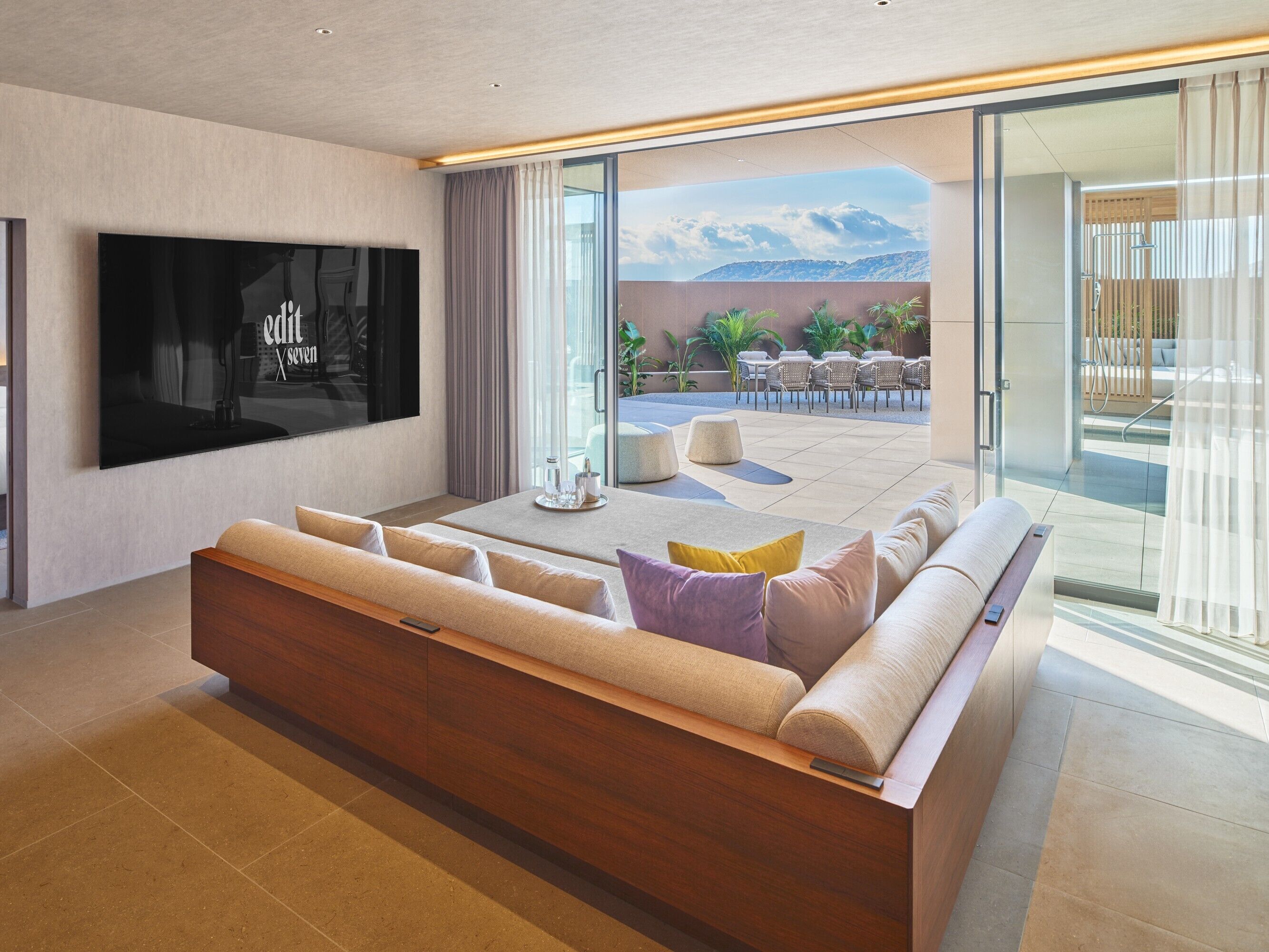 套房, 无烟房 (Plunge Pool, Garden, East Wing) | 客房内保险箱、办公桌、免费 WiFi、床单