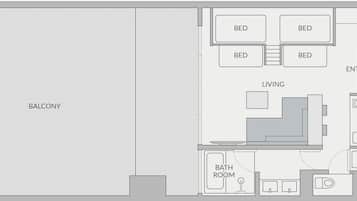 Plano de planta de un hotel con balcón, varias habitaciones, sala de estar, baño y entrada.