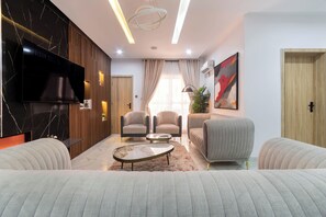 Smart TV - Proximity to several beaches | Playground | Pool | Gym | Table Tennis |Free WiFi (Lekki)