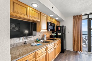 Réfrigérateur, four à micro-ondes, surface de cuisson, cafetière-théière