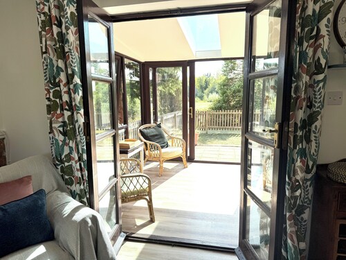 Your peaceful home away from home - Harry's Lakeside hideout.