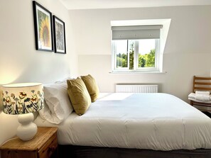 2 bedrooms, iron/ironing board, WiFi, bed sheets - Your peaceful home away from home - Harry's Lakeside hideout. (Colmworth)