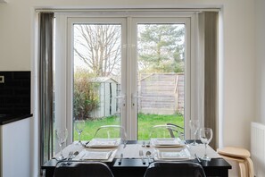 Dining - Cosy 3 bed home, near Co op live & close to City Centre (Manchester)