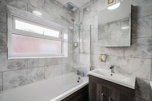 Shower - Cosy 3 bed home, near Co op live & close to City Centre (Manchester)