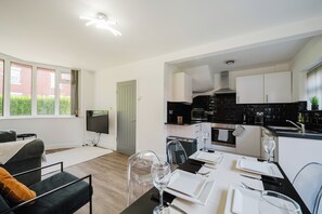Microwave, oven - Cosy 3 bed home, near Co op live & close to City Centre (Manchester)