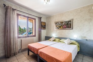 4 bedrooms, iron/ironing board, bed sheets