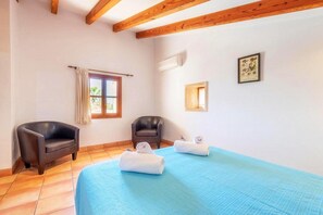 3 bedrooms, iron/ironing board, Internet, bed sheets