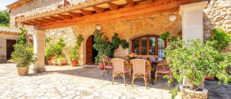 تناول الطعام بالخارج