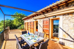 تناول الطعام بالخارج