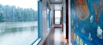 Charming 1-bedroom boat with fitness room and AC in lovely Cheruvannur