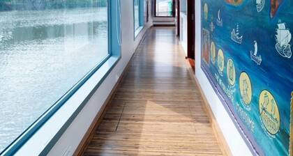 Charming 1-bedroom boat with fitness room and AC in lovely Cheruvannur