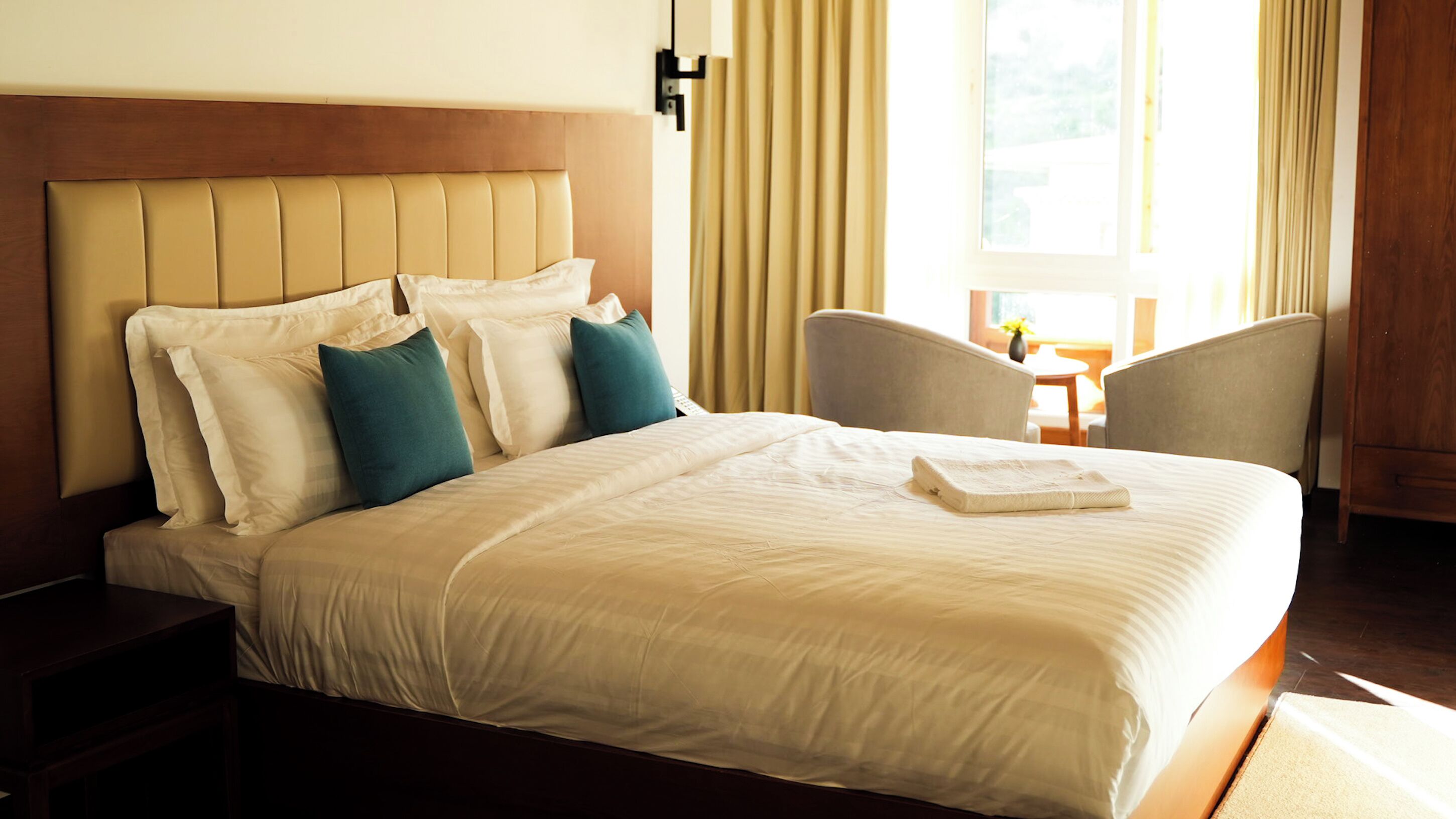 Caja de seguridad en la habitación y escritorio 