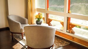 Kahden hengen deluxe-huone (yksi tai kaksi sänkyä) | Tallelokero huoneessa, työpöytä