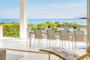 Outdoor dining - Stunning Camps Bay Villa with Private Pool and Ocean Views (Cape Town)