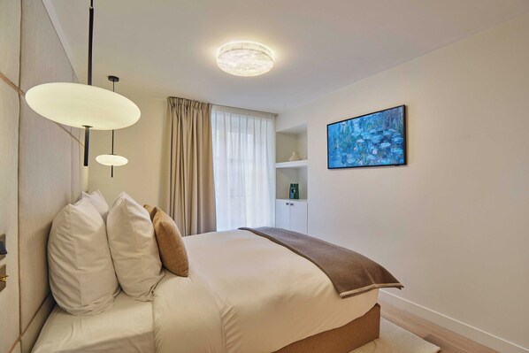 2 bedrooms, desk, iron/ironing board, travel crib