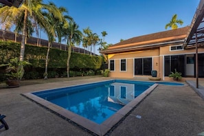 Una piscina al aire libre
