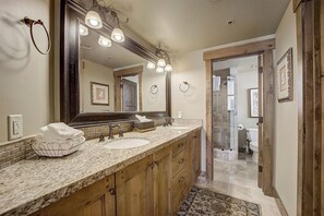 シャワー、ヘアドライヤー、タオル