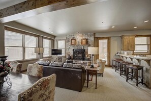 Smart TV, fireplace