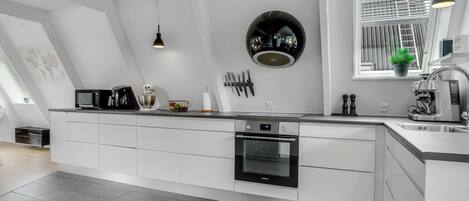 Fridge, microwave, dishwasher, cookware/dishes/utensils