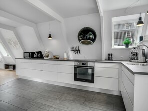 Refrigerador, microondas, lavavajillas y utensilios de cocina