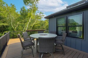 Outdoor dining - The Oakdale Retreat with Pickleball Court (Lykens)