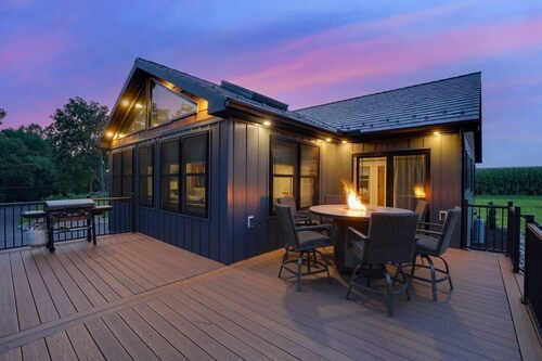 The Oakdale Retreat with Pickleball Court