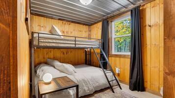 3 bedrooms, travel cot, WiFi, bed sheets