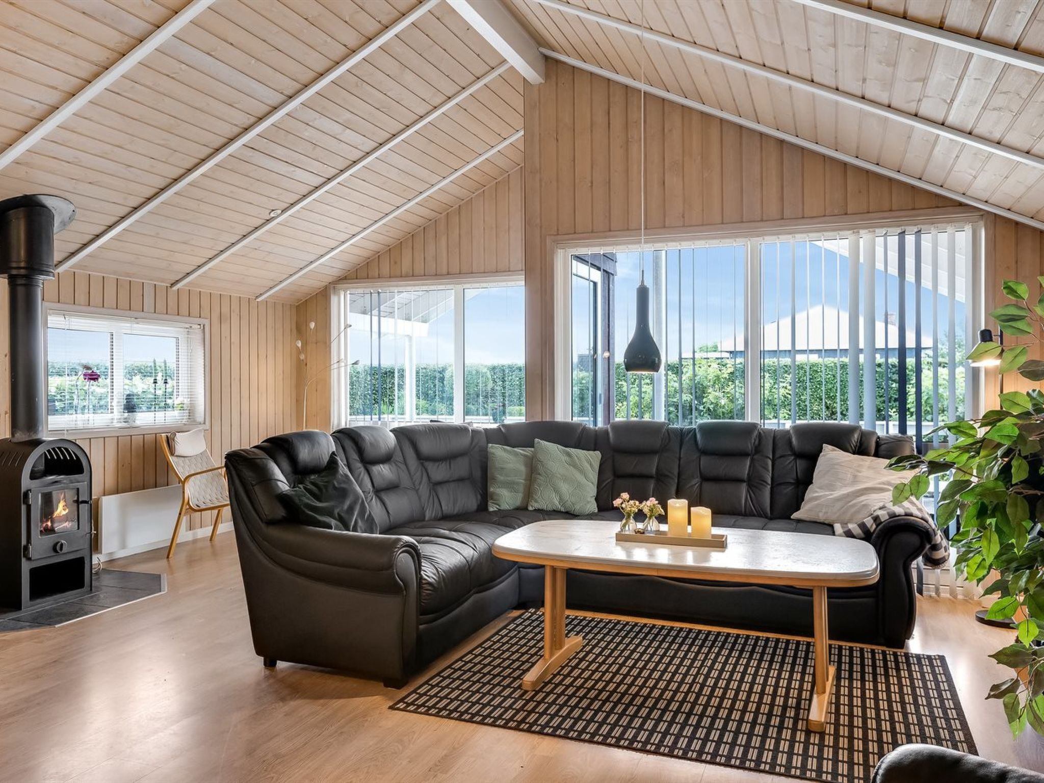 Televisie en een open haard