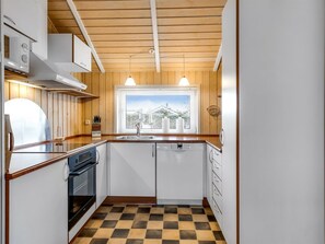 Fridge, microwave, dishwasher, cookware/dishes/utensils