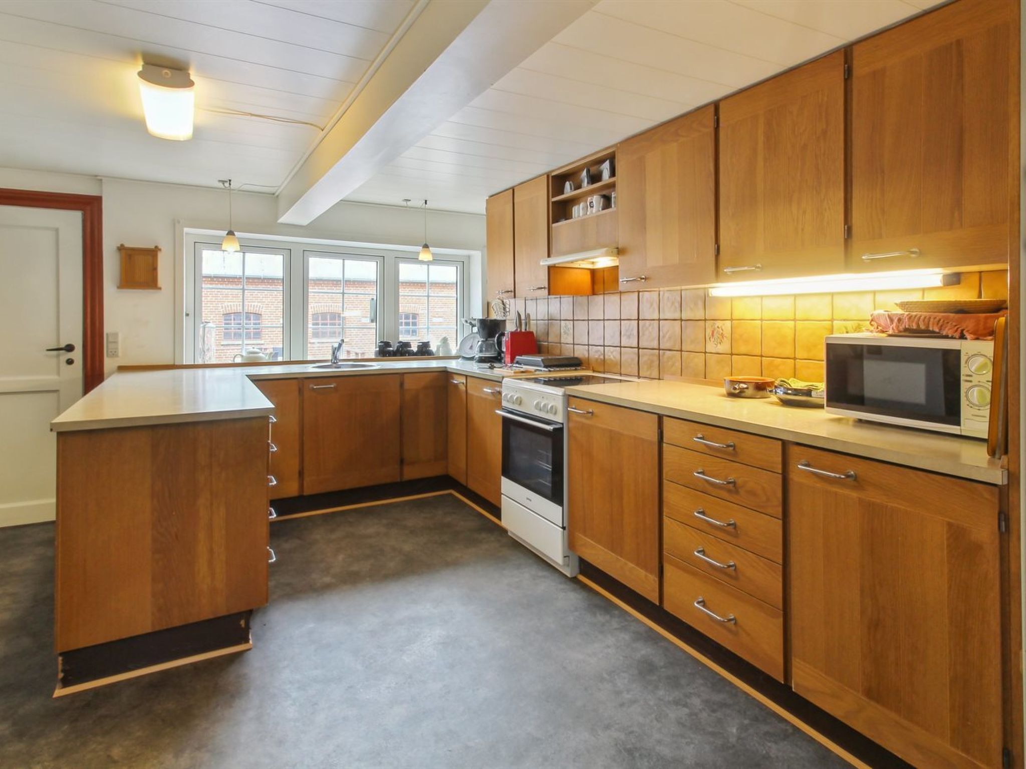 Fridge, microwave, dishwasher, cookware/dishes/utensils