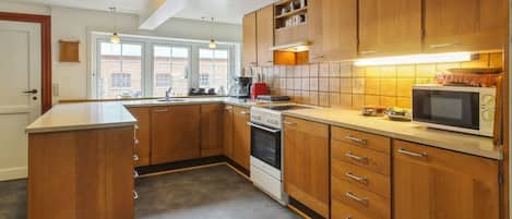 Kühlschrank, Mikrowelle, Geschirrspüler, Kochgeschirr/Geschirr/Besteck