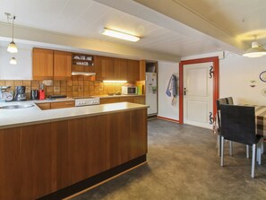 Fridge, microwave, dishwasher, cookware/dishes/utensils